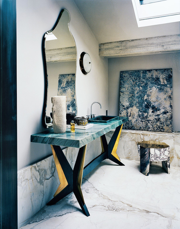 salle de bain marbre de Carrare poutre béton brut miroir forme libre