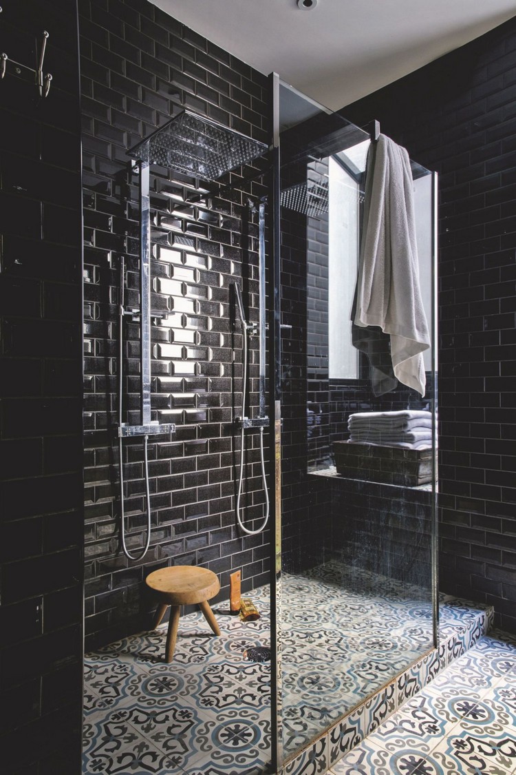 salle de bain noire mur en brique apparente carrelage cool