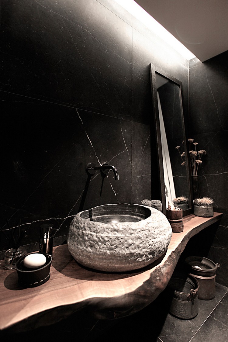 salle de bain noire rustique bois pierre