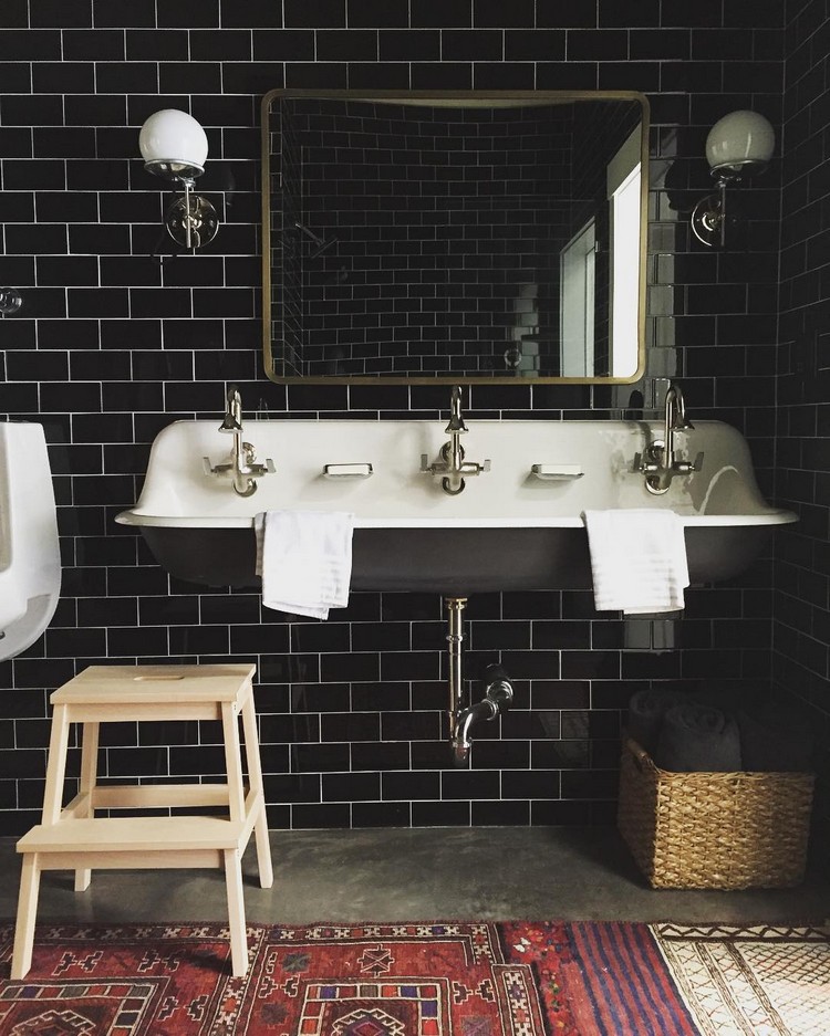 salle de bain noire style rustique mur en brique exposée