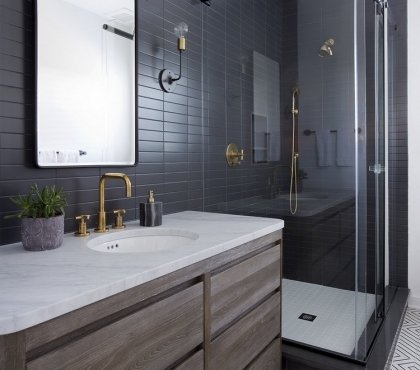 salle de bain noire très moderne meuble en bois