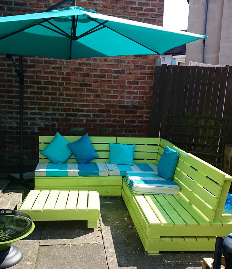 salon de jardin en palette superbe idée pour l'été en couleurs fraîches