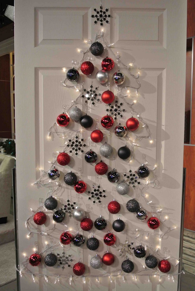 sapin fait maison idée alternative accrochée au mur boules Noël guirlandes lumineuses