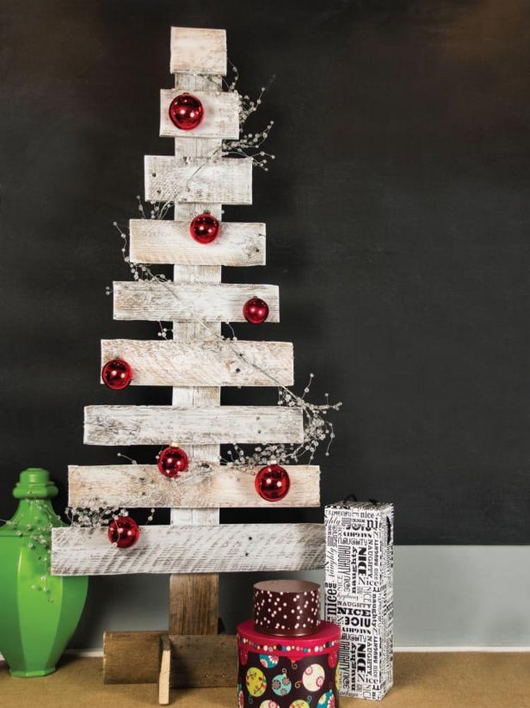 sapin fait maison planches bois peint blanc décoration Noël boules rouges