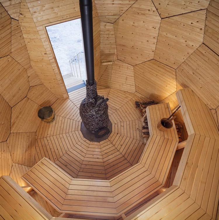 sauna exterieur design ovoide interieur bois poele metal forme coeur