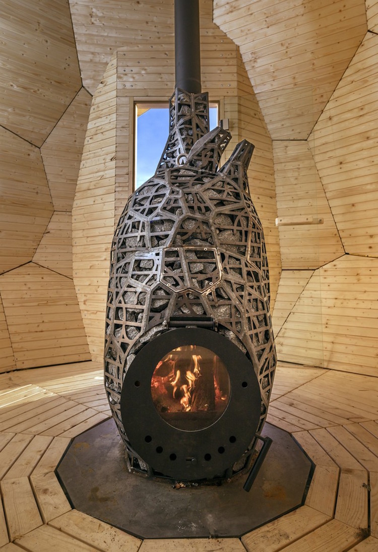 sauna exterieur forme oeuf interieur habillage bois pole fer