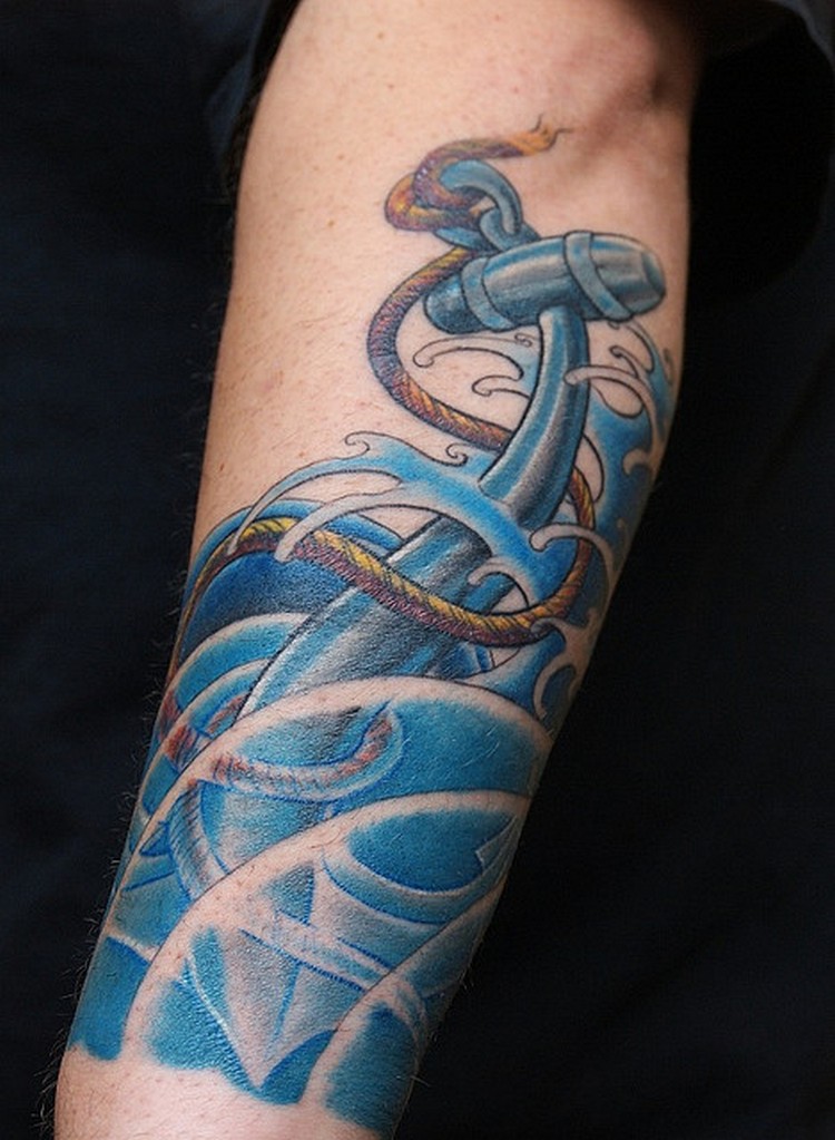 tatouage ancre marine couleur bleu avant bras signe traditionnel pêcheur tendance actuelle tattoo homme