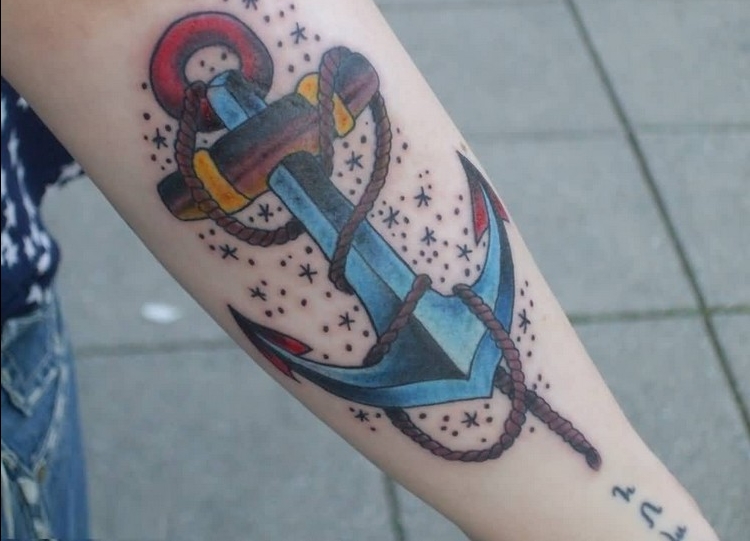 tatouage ancre marine couleurs tendance tattoo homme femme bras modèle innovant