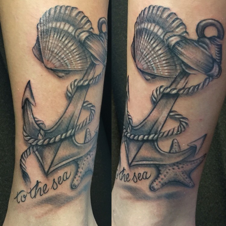 tatouage ancre marine dessin encre tattoo bras homme idée originale motifs noir blanc