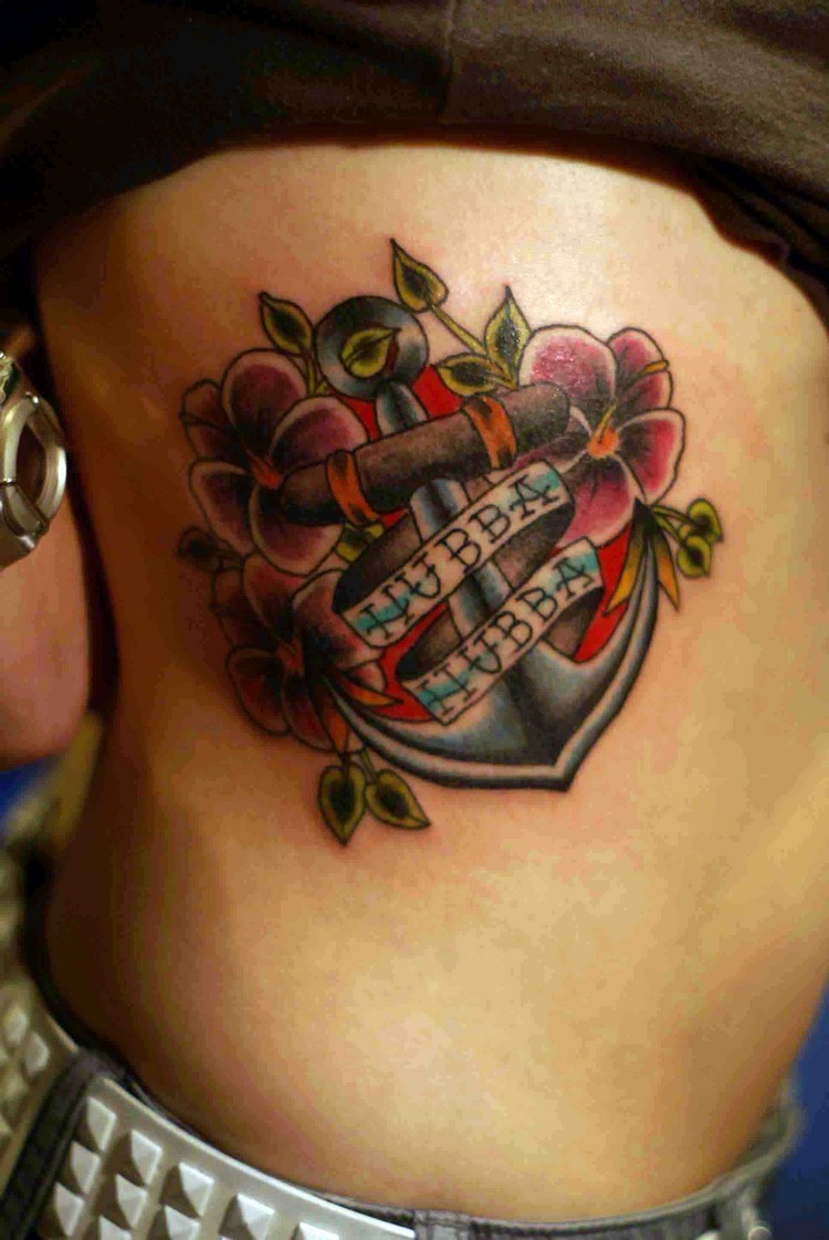 tatouage ancre marine en couleur tendance femme corps idée originale écritures