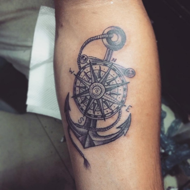 tatouage ancre marine homme bras motifs ajoutés idée originale compasse