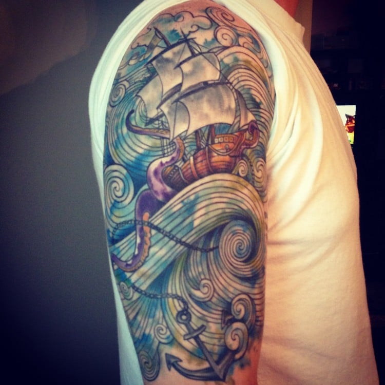 tatouage ancre marine machette homme bras motifs couleurs