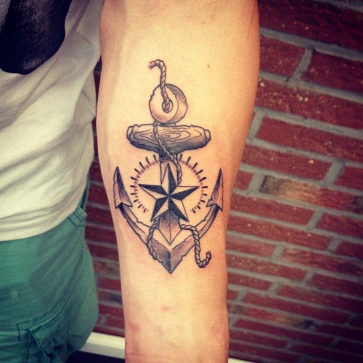 tatouage ancre marine motifs tendance tatouages hommes bras