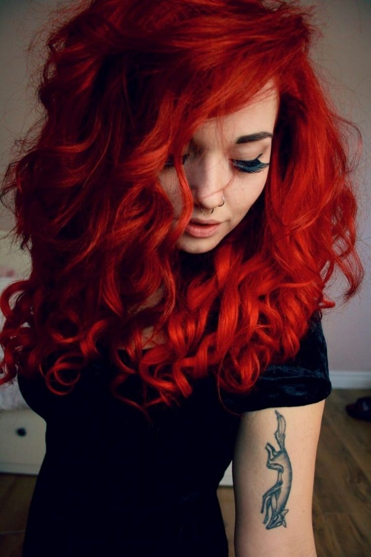 Coiffure cheveux rouge crinière sauvage rouge intense frange femme look stylé
