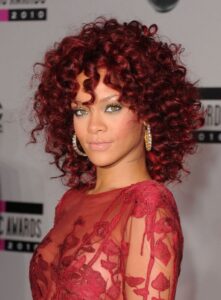 Coiffure cheveux rouge mi-longs boucles sauvages Rihanna tapis rouge