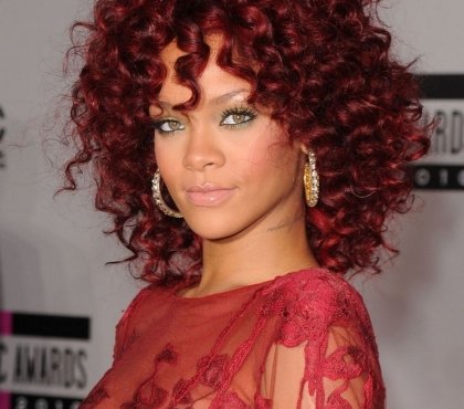 Coiffure cheveux rouge mi-longs boucles sauvages Rihanna tapis rouge
