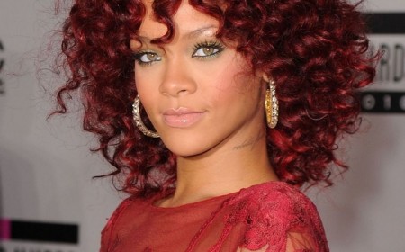 Coiffure cheveux rouge mi-longs boucles sauvages Rihanna tapis rouge