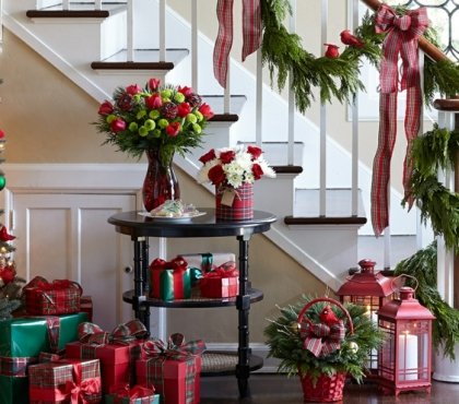 Décoration escalier Noël en rouge et vert emballages cadeaux carreaux écossais
