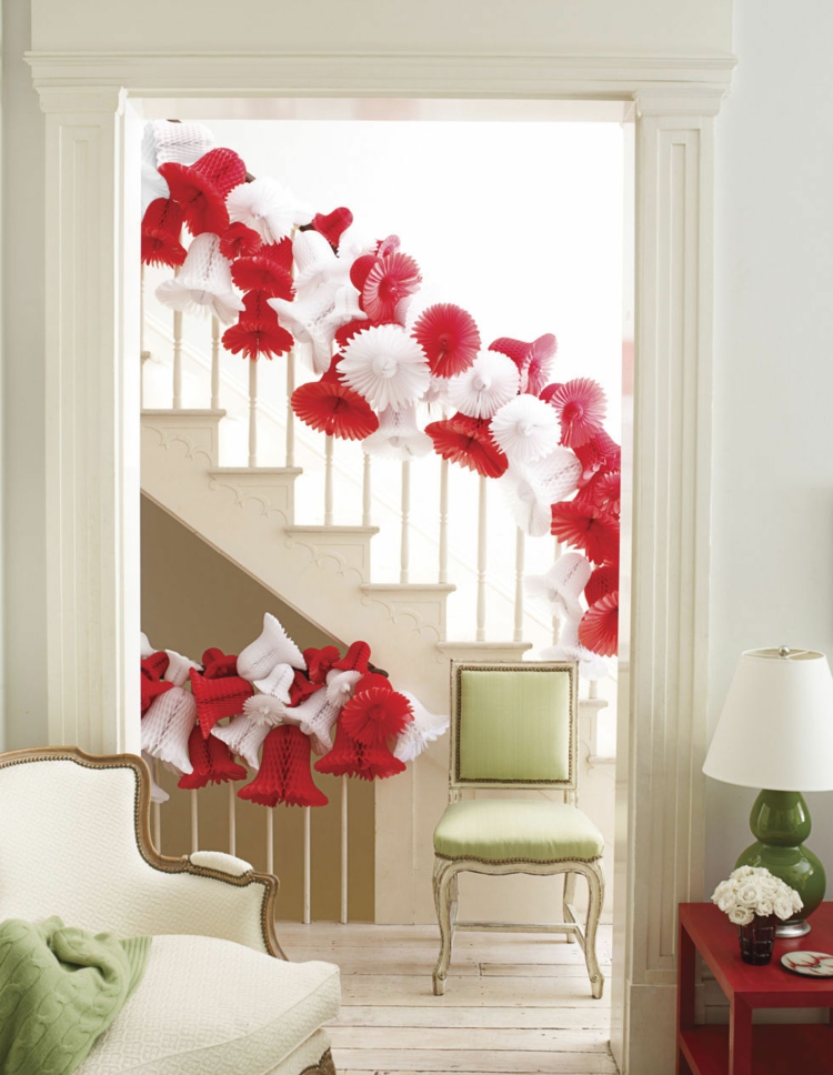 Décoration escalier Noël fabriquée soi même idée DIY déco hall entrée maison en rouge blanc