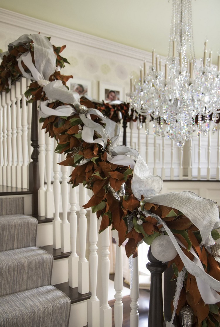 Décoration escalier Noël feuilles artificielles rubans décoratifs argentés