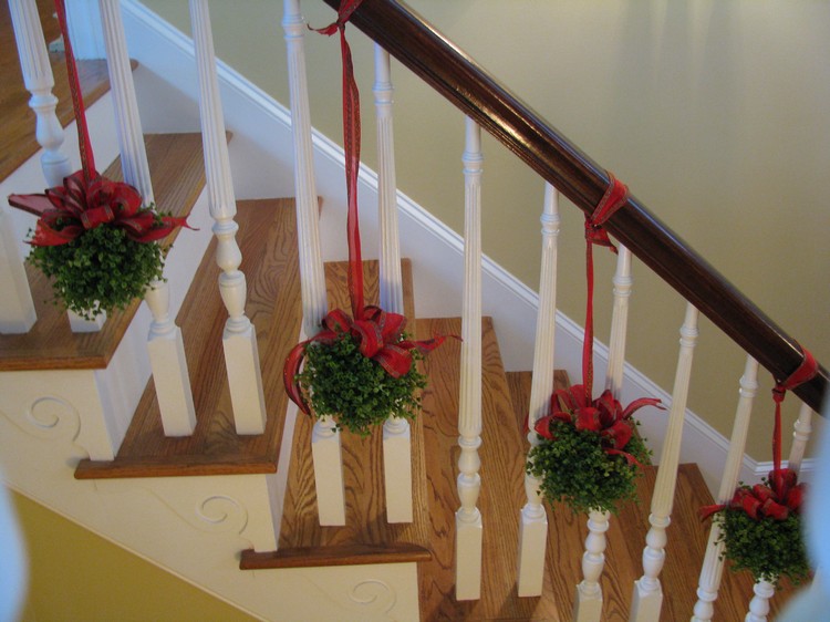 Décoration escalier Noël suspensions en sapin ruban décoratif rouge