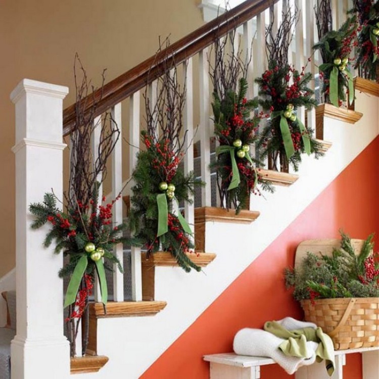Décoration escalier Noël traditionnelles style rustique branches sapin baies rouges