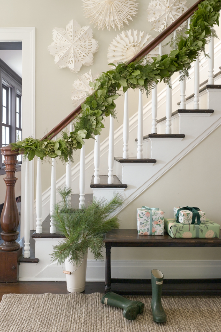 Décoration escalier Noël épurée traditionnelles idée DIY matériaux naturels branches déco murale entrée festive en papier