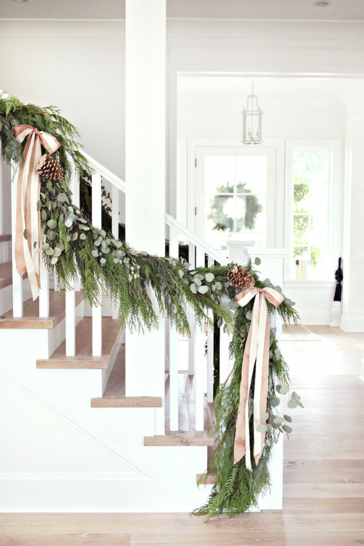 Décoration escalier Noël en branches sapin rubans satin pins matériaux naturels