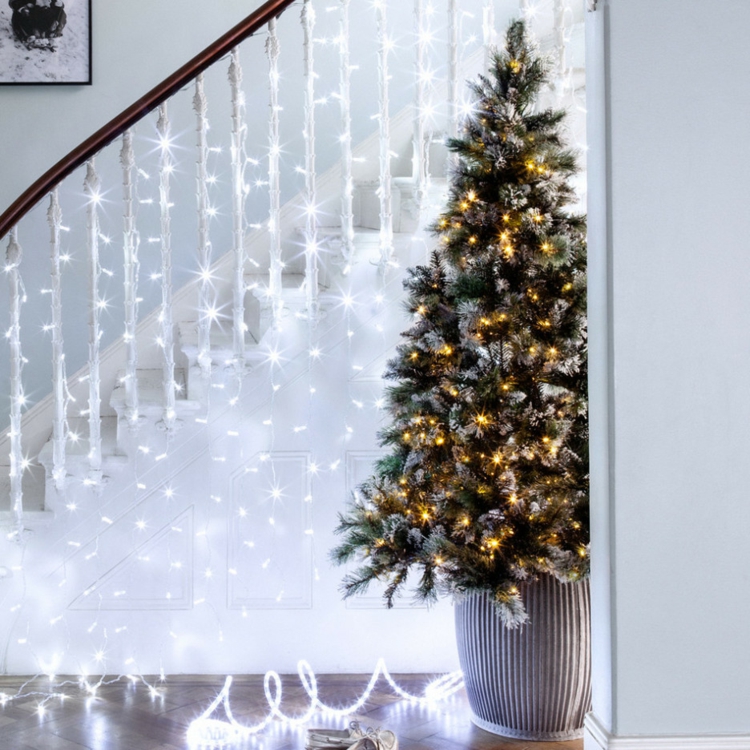 Décoration escalier Noël en guirlandes lumineuses blanches idée déco sapin en pote