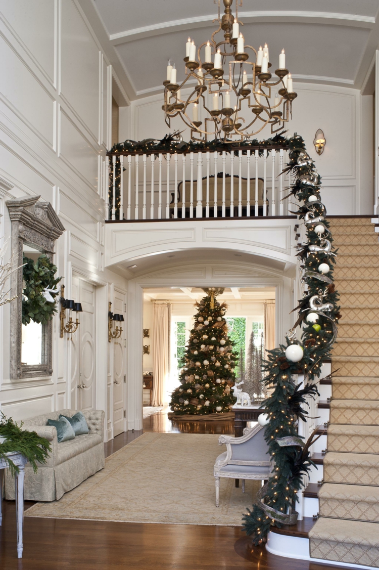 Décoration escalier Noël en sapin boules noël guirlandes chandelier idée déco intérieur fêtes 2017 hall entrée