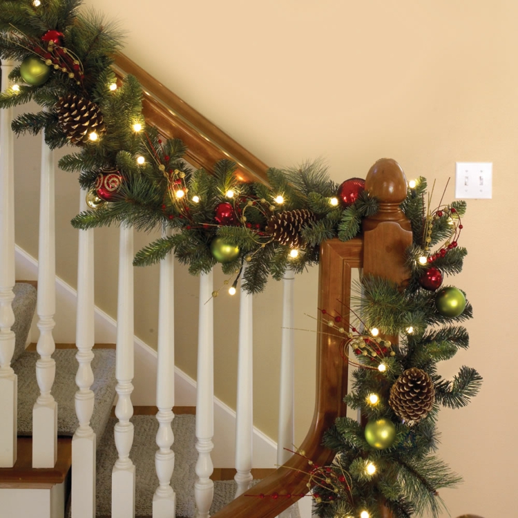 Décoration escalier Noël traditionnelle branches sapin guirlandes lumineuses petites boules noël idée fêtes 2017