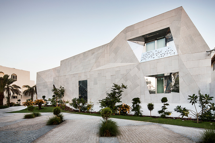 architecture origami façade maison en béton armé AGi Architects