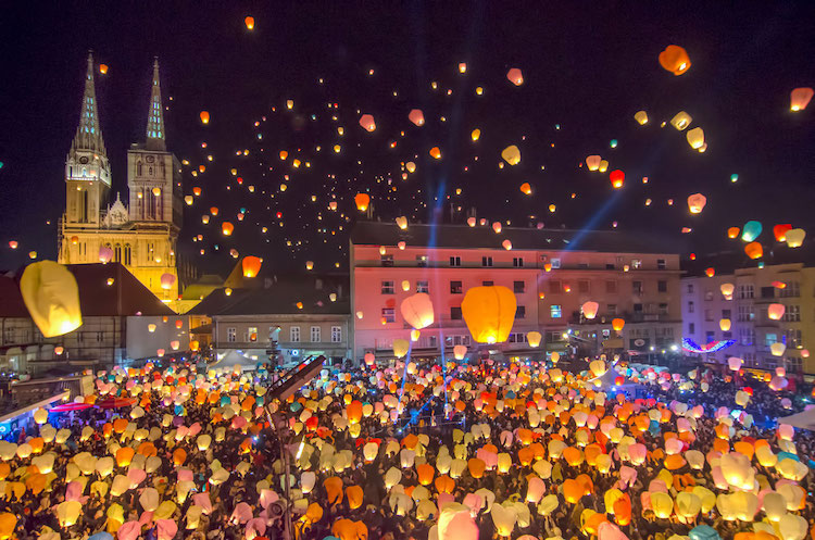 beaux marchés de Noël en Europe lanternes volantes Zagreb
