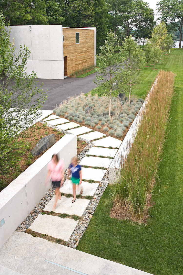 bordure jardin galets design moderne allee dalles blanches