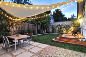 bordure jardin patio voile ombrage guirlande lumineuse
