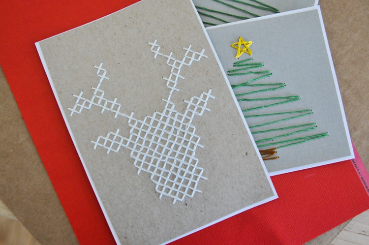 carte de Noel brodee motif renne sapin point croix