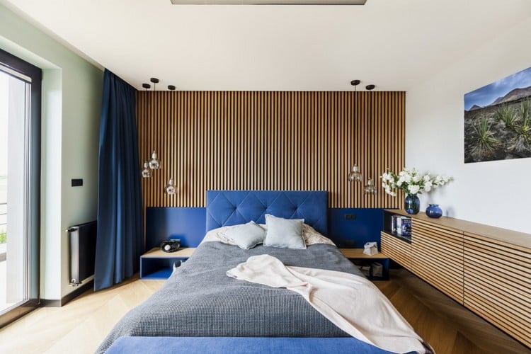 chambre à coucher bois et touches de bleu