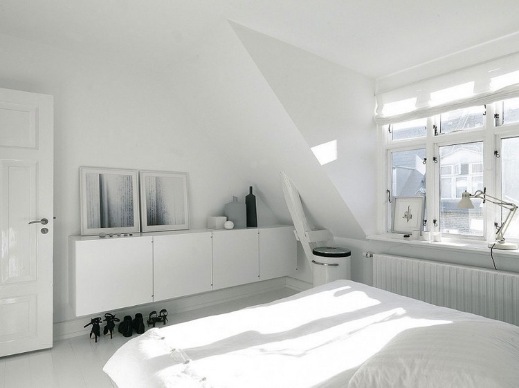 chambre à coucher moderne complètement blanche