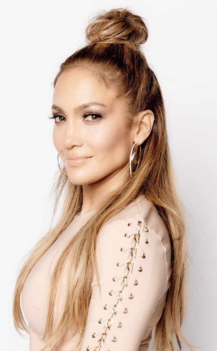 coiffure facile cheveux long demi chignon haut look Jennifer Lopez