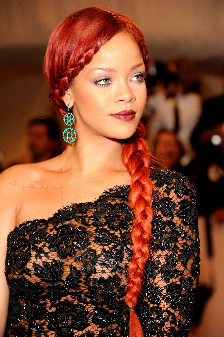 coiffure facile cheveux long tresse africaine Rihanna look tapis rouge