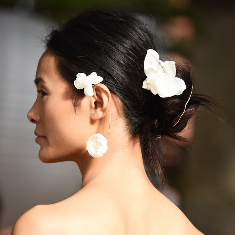 coiffure mariage 2018 chignon fleurs blanches Lela Rose