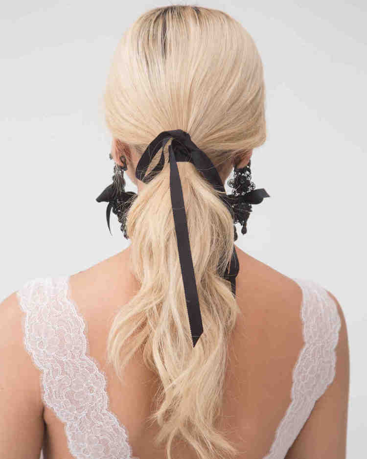 coiffure mariage 2018 noeud en ruban noir par Marchesa