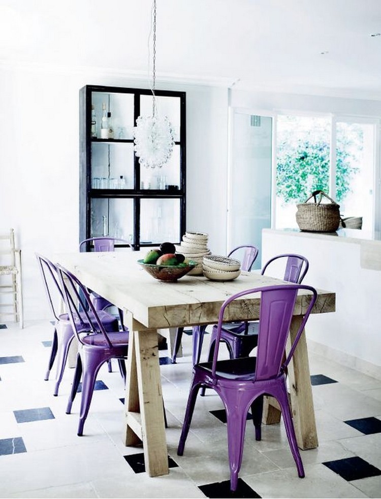 couleur de l'année Pantone 2018 chaises ultra-violet métal table bois brut idée déco coin repas