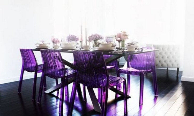 couleur de l'année Pantone 2018 idée déco coin repas chaises plastiques ultra-violet