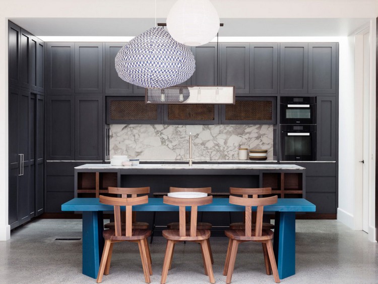 crédence marbre cuisine noir table bleue