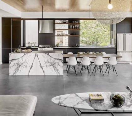 cuisine moderne avec ilot central marbre blanc espace repas chaises eames