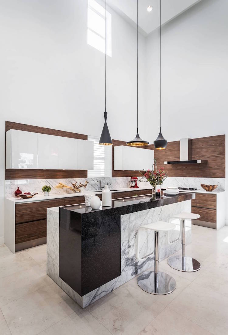 cuisine moderne avec ilot central marbre blanc granit noir armoires bois blanc laque