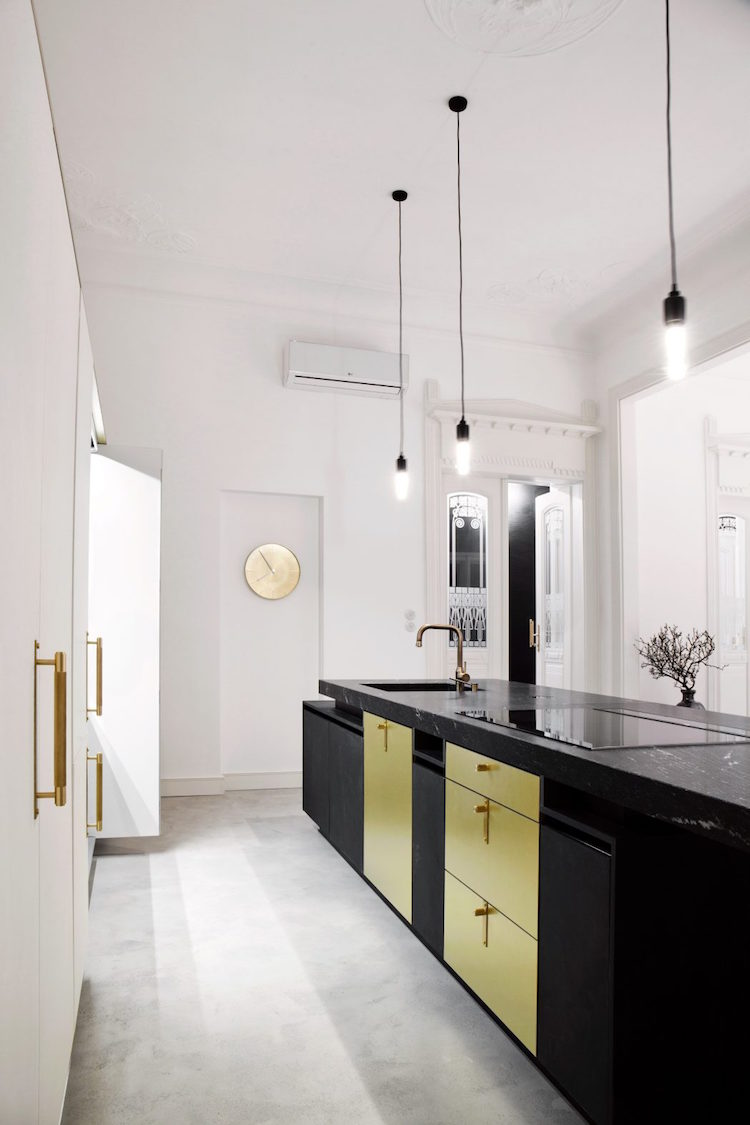 cuisine moderne avec ilot central noir plan de travail marbre noir accents dore