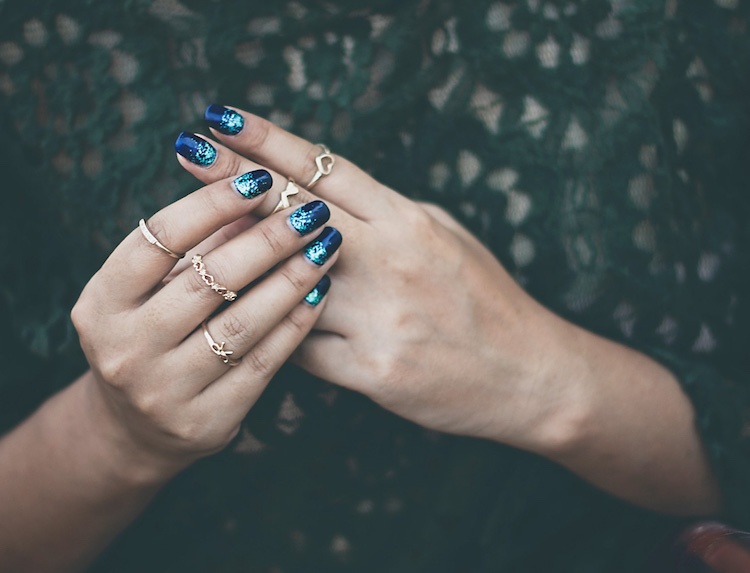 déco ongle gel bleu lunules pailletées La déco ongle gel à travers une collection de 100 idées de couleurs, motifs et finitions !