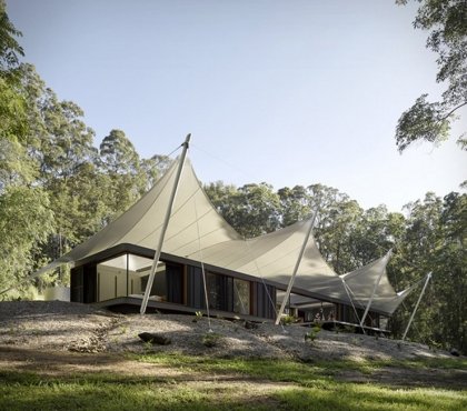 design moderne voile ombrage rétractable sur mesure maison contemporaine australienne